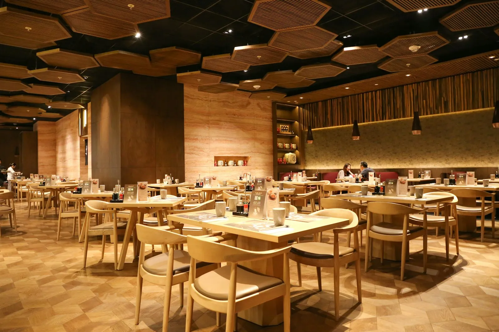 Masaları hazırlanmış bir restoran salonu (temsili görsel)